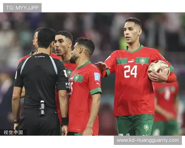 群体冲突判罚：为何多人围堵裁判反而只罚一人？