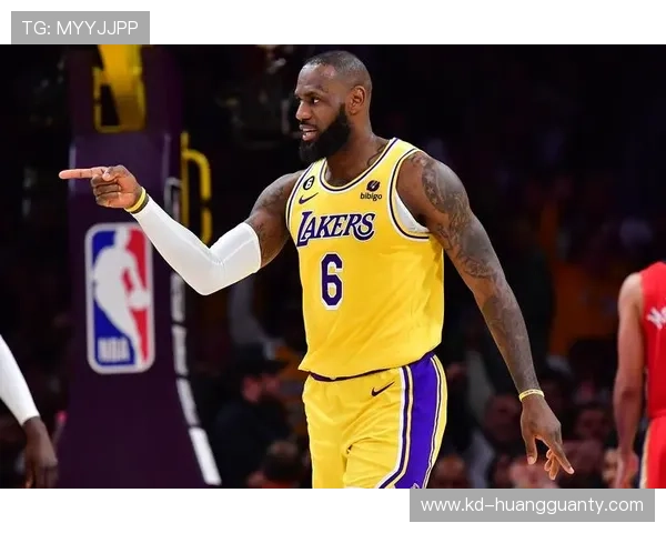 奥多姆挡拆提升关键时刻组织效率，助湖人攻防转换领先詹姆斯