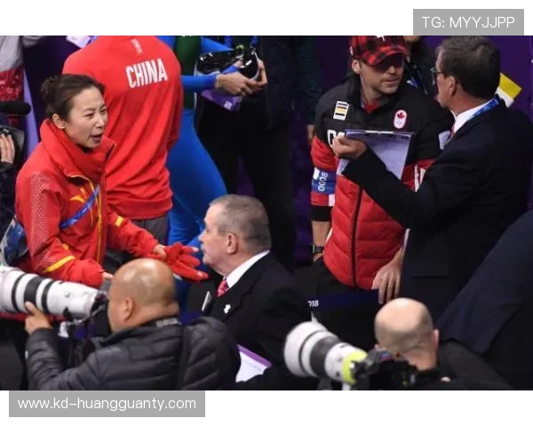 手抛球规则：何时必须用手抛而非踢出，裁判如何判罚违规掷界外球